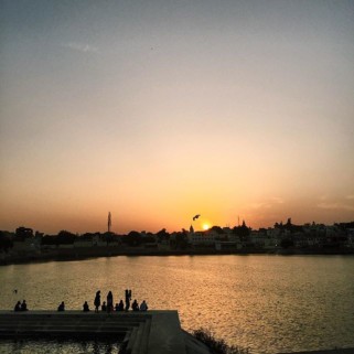 Jour 7 : 🚂 Jaipur ➡️ Pushkar et coucher de soleil sur le lac
