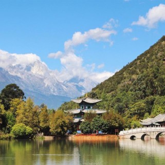 Jour 34 : Lijiang, la vieille ville, le lac, la montagne et LE SOLEIL ☀️