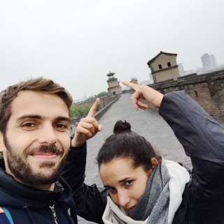 Jour 40 : journée bus et galères 😒 Du coup pas de photo du jour, mais une flopée de nos selfies en Chine !
